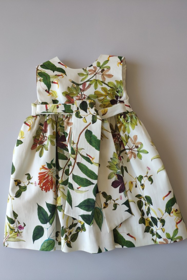 VESTIDO NIÑA SIN MANGAS ESTAMPADO BOTÁNICO DE VILLALOBOS.