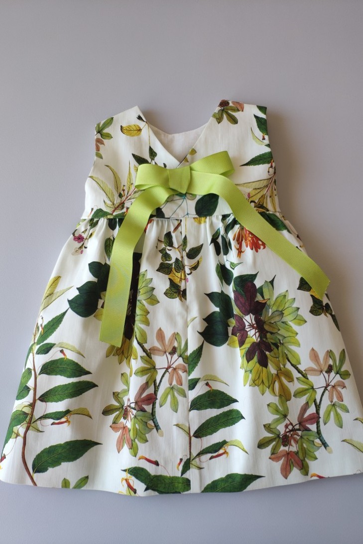 VESTIDO NIÑA SIN MANGAS ESTAMPADO BOTÁNICO DE VILLALOBOS.