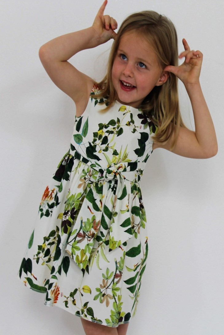 VESTIDO NIÑA SIN MANGAS ESTAMPADO BOTÁNICO DE VILLALOBOS.