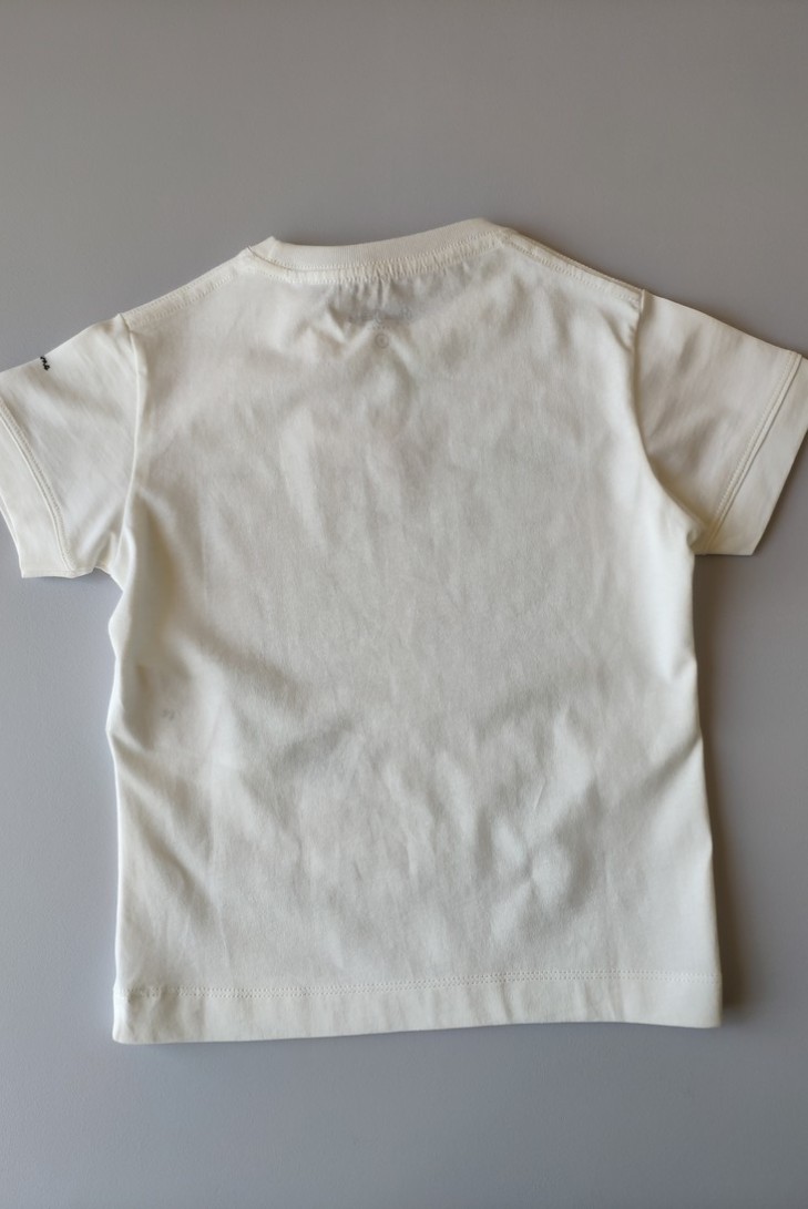 CAMISETA NIÑO EN COLOR CRUDO CON LOGO VERDE DE PEPE JEANS.