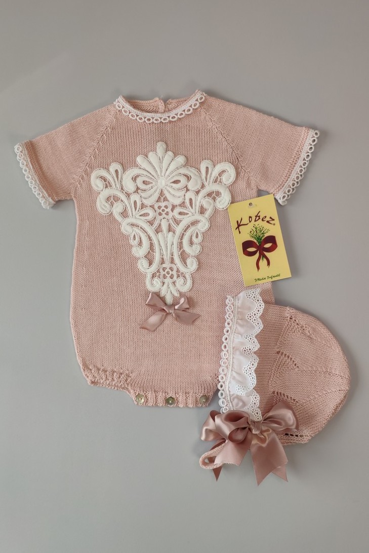 PELELE DE PUNTO UNISEX, ROSA EMPOLVADO. INCLUYE CAPOTA. VERANO