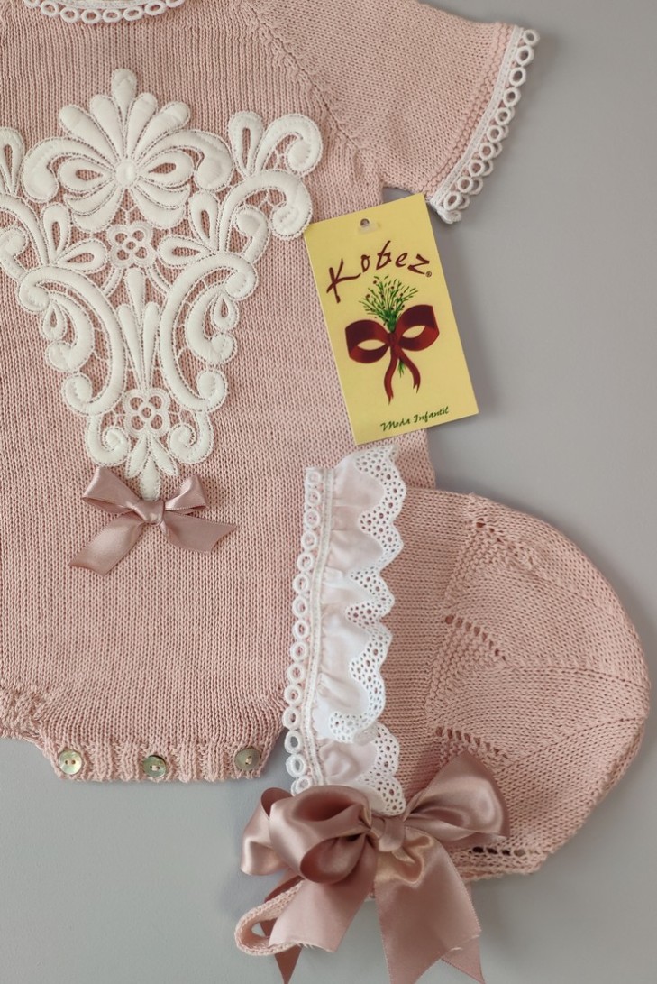 PELELE DE PUNTO UNISEX, ROSA EMPOLVADO. INCLUYE CAPOTA. VERANO