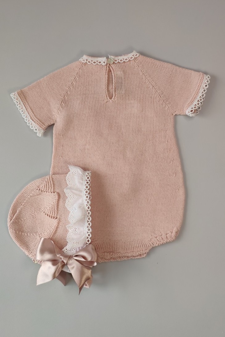 PELELE DE PUNTO UNISEX, ROSA EMPOLVADO. INCLUYE CAPOTA. VERANO