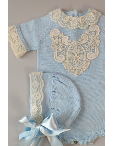 PELELE DE PUNTO UNISEX, CELESTE. INCLUYE CAPOTA. VERANO