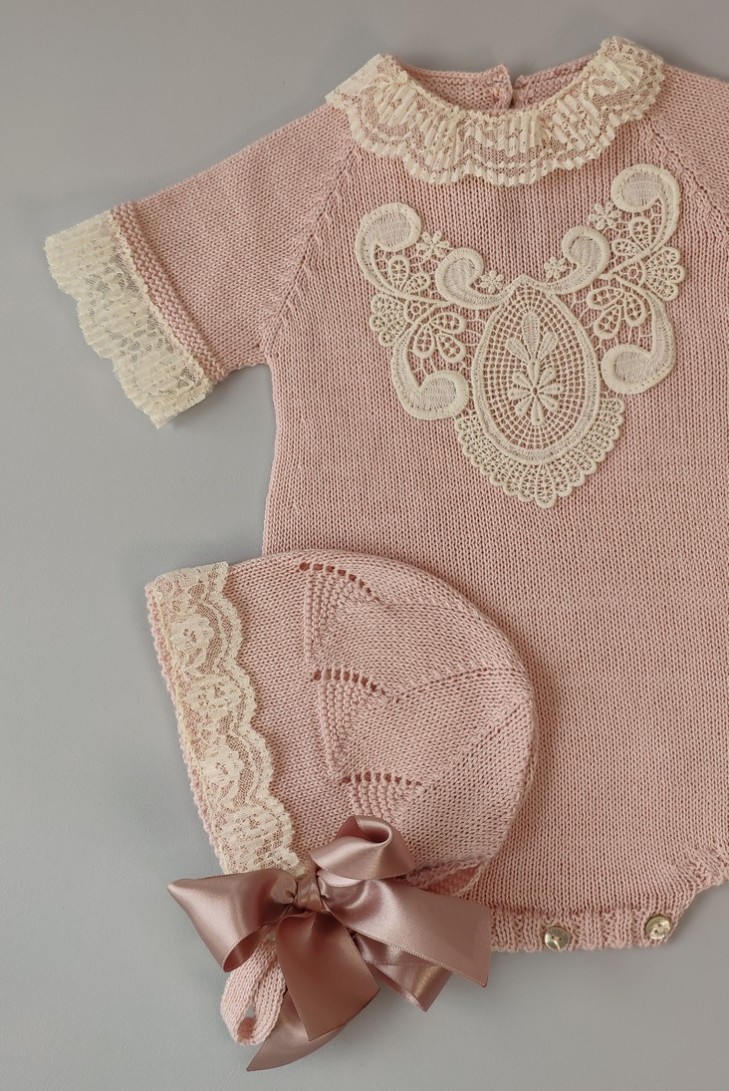 PELELE DE PUNTO UNISEX, ROSA EMPOLVADO. INCLUYE CAPOTA.VERANO