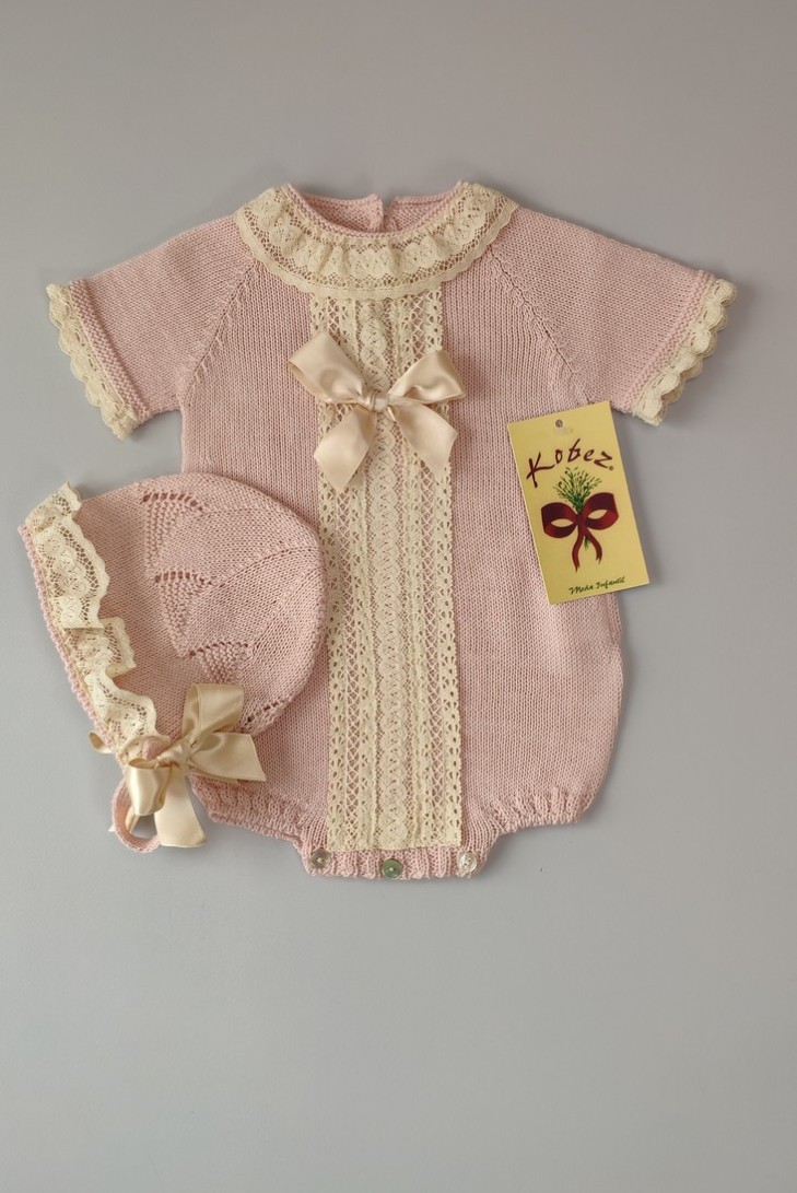 PELELE DE PUNTO UNISEX, ROSA EMPOLVADO. INCLUYE CAPOTA. VERANO