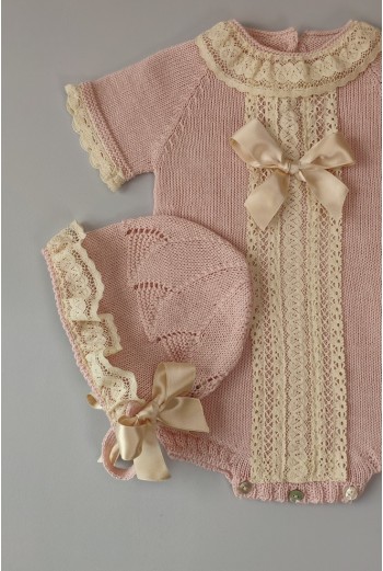 PELELE DE PUNTO UNISEX, ROSA EMPOLVADO. INCLUYE CAPOTA. VERANO 2
