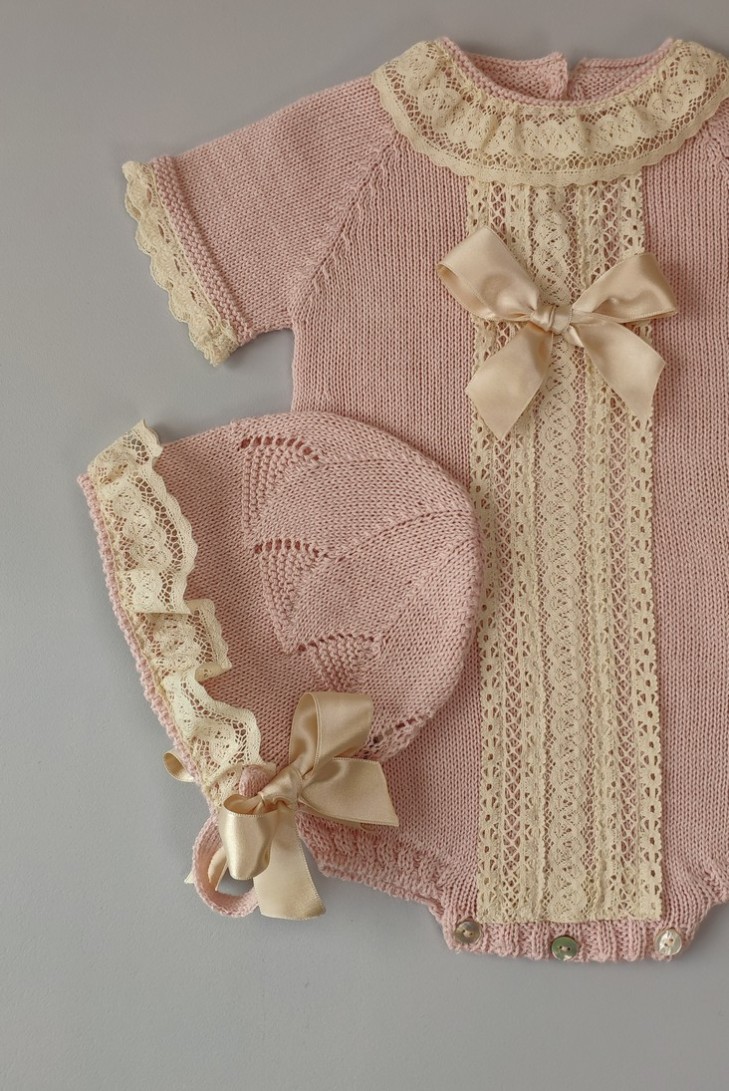 PELELE DE PUNTO UNISEX, ROSA EMPOLVADO. INCLUYE CAPOTA. VERANO