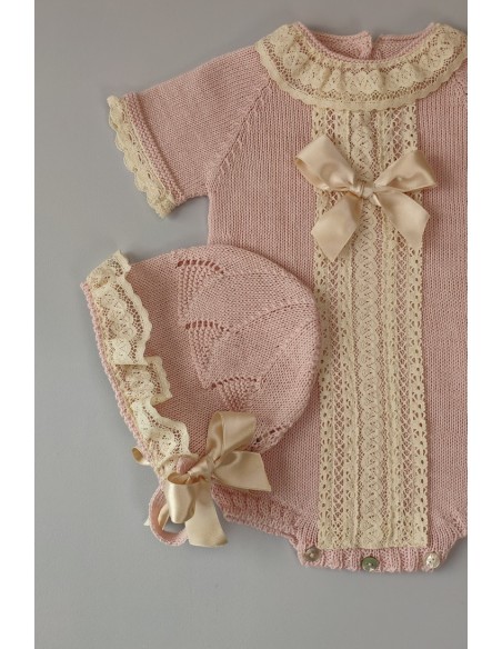 PELELE DE PUNTO UNISEX, ROSA EMPOLVADO. INCLUYE CAPOTA. VERANO
