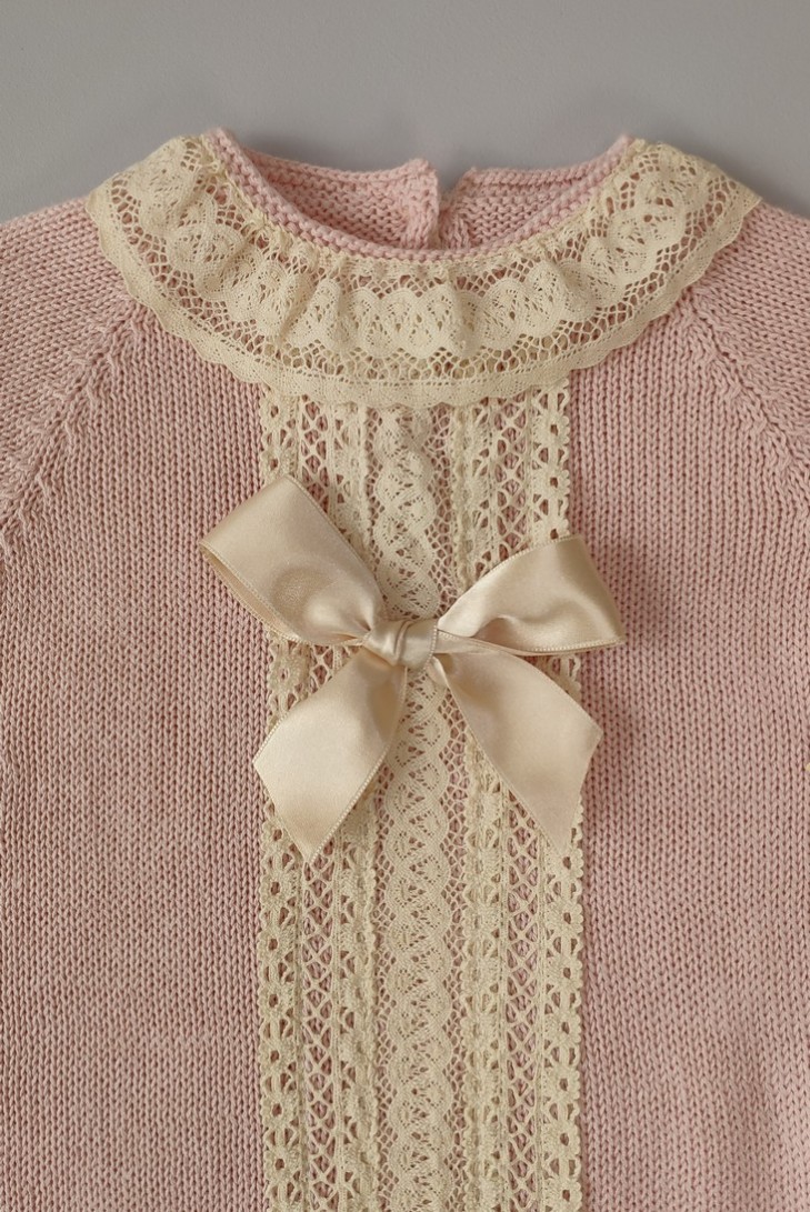 PELELE DE PUNTO UNISEX, ROSA EMPOLVADO. INCLUYE CAPOTA. VERANO