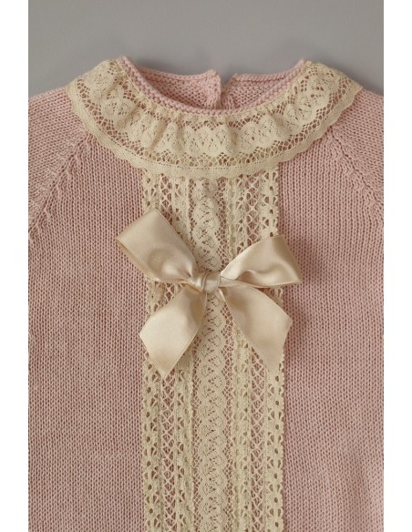 PELELE DE PUNTO UNISEX, ROSA EMPOLVADO. INCLUYE CAPOTA. VERANO