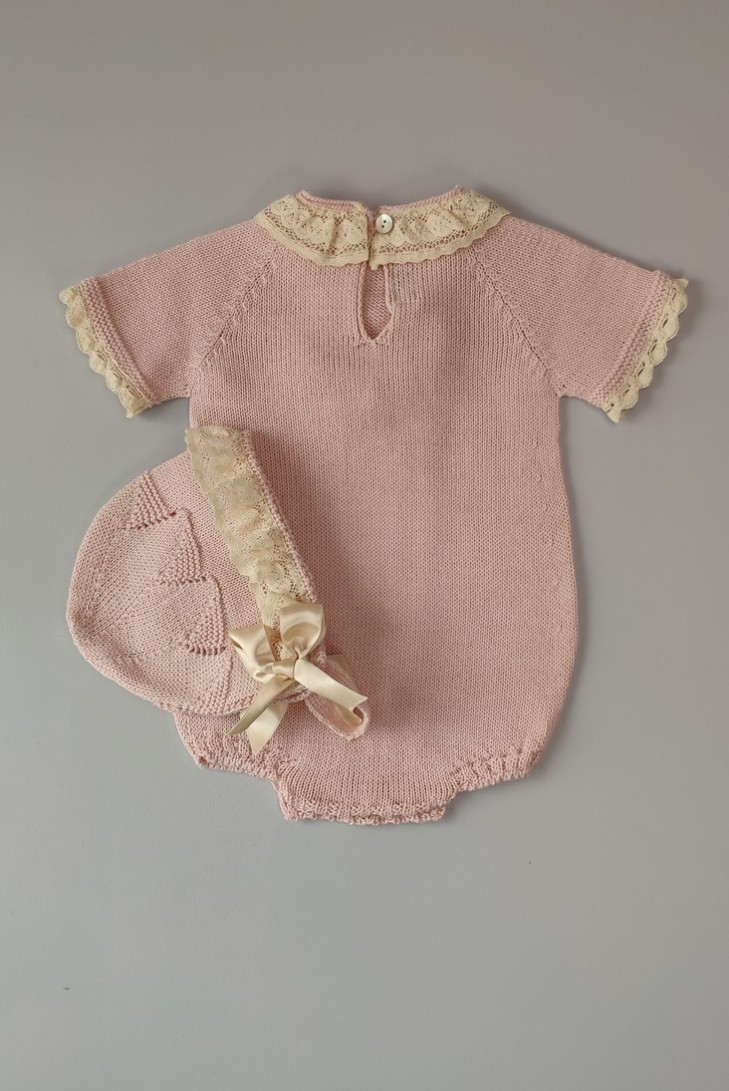 PELELE DE PUNTO UNISEX, ROSA EMPOLVADO. INCLUYE CAPOTA. VERANO