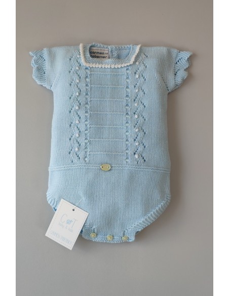 PELELE BEBÉ NIÑO DE PUNTO CON CALADOS Y PASACINTA, CELESTE. VERANO 21