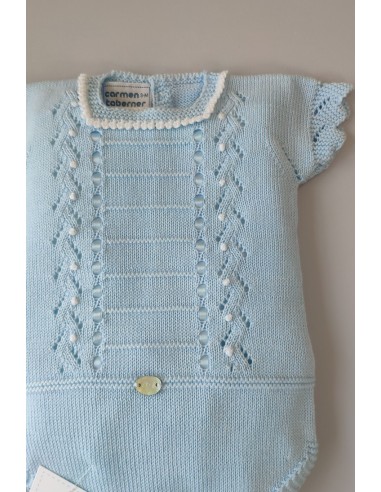 PELELE BEBÉ NIÑO DE PUNTO CON CALADOS Y PASACINTA, CELESTE. VERANO 21