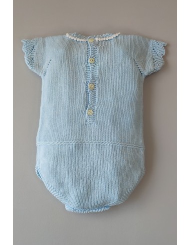PELELE BEBÉ NIÑO DE PUNTO CON CALADOS Y PASACINTA, CELESTE. VERANO 21