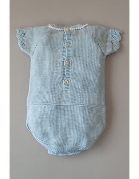 PELELE BEBÉ NIÑO DE PUNTO CON CALADOS Y PASACINTA, CELESTE. VERANO 21