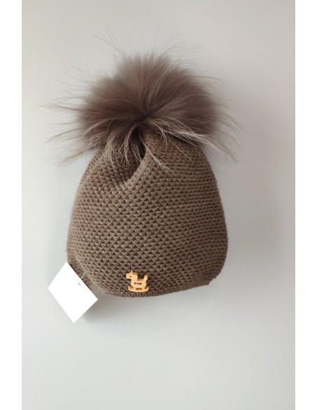 GORRO UNISEX CABALLITO CON POMPON DE PELO NATURAL, CASTOR. INVIERNO 21.