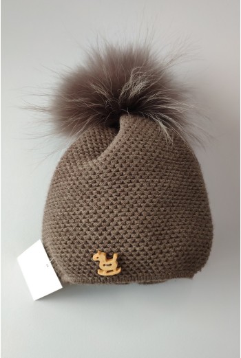 GORRO UNISEX CABALLITO CON POMPON DE PELO NATURAL, CASTOR. INVIERNO 21. 2