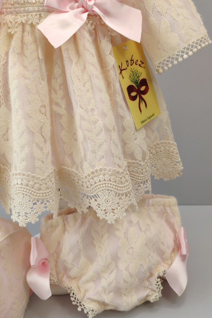 VESTIDO CON BRAGUITA Y CAPOTA CEREMONIA. MANGA 3/4.