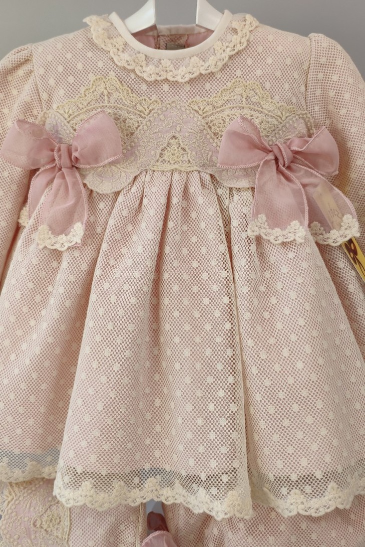 VESTIDO CON BRAGUITA Y CAPOTA CEREMONIA. MANGA LARGA.