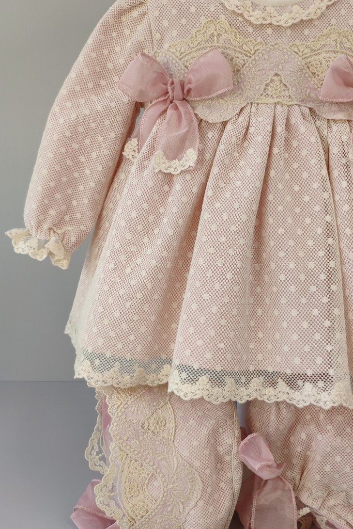 VESTIDO CON BRAGUITA Y CAPOTA CEREMONIA. MANGA LARGA.