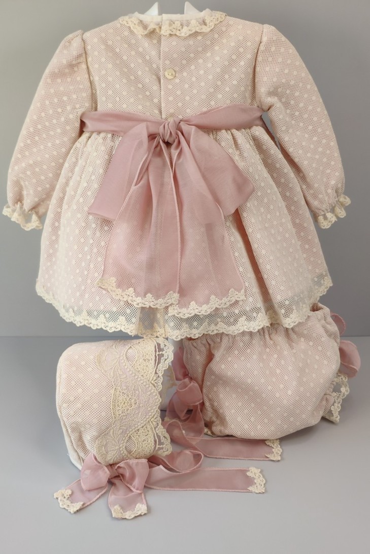 VESTIDO CON BRAGUITA Y CAPOTA CEREMONIA. MANGA LARGA.
