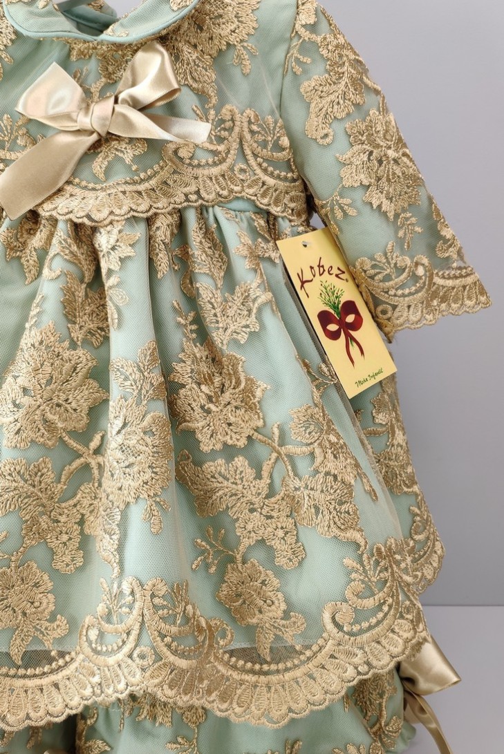 VESTIDO CON BRAGUITA Y CAPOTA CEREMONIA. MANGA 3/4 .