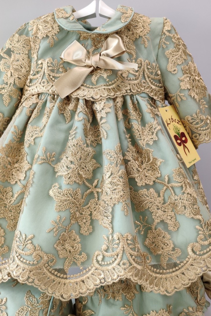 VESTIDO CON BRAGUITA Y CAPOTA CEREMONIA. MANGA 3/4 .