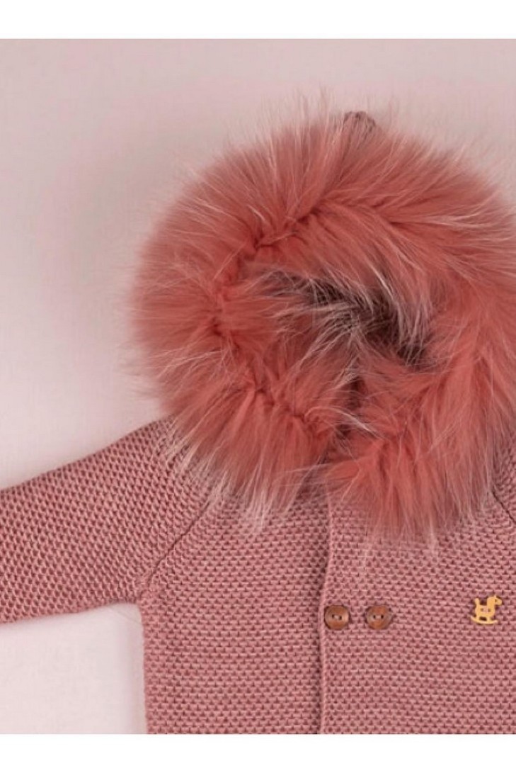 BUZO NIÑA CON CAPUCHA PELO NATURAL TEÑIDO AL TONO,ROSA ITALIANO. INVIERNO 21.
