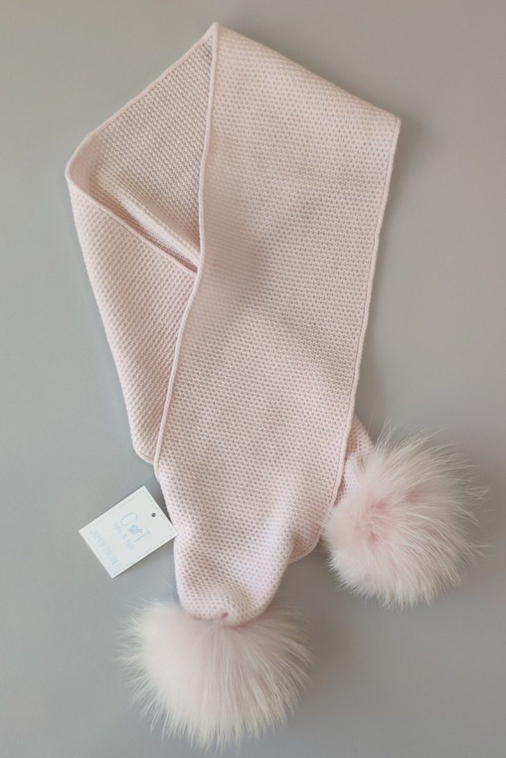 BUFANDA CON POMPONES PELO NATURAL, ROSA SOFT. INVIERNO 21.