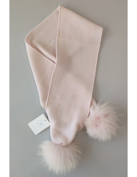 BUFANDA CON POMPONES PELO NATURAL, ROSA SOFT. INVIERNO 21.