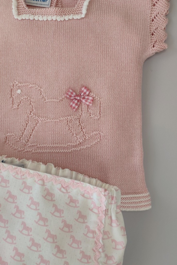 CONJUNTO NIÑA JERSEY CABALLITO Y CUBREPAÑAL,ROSA NUDE. VERANO 22.