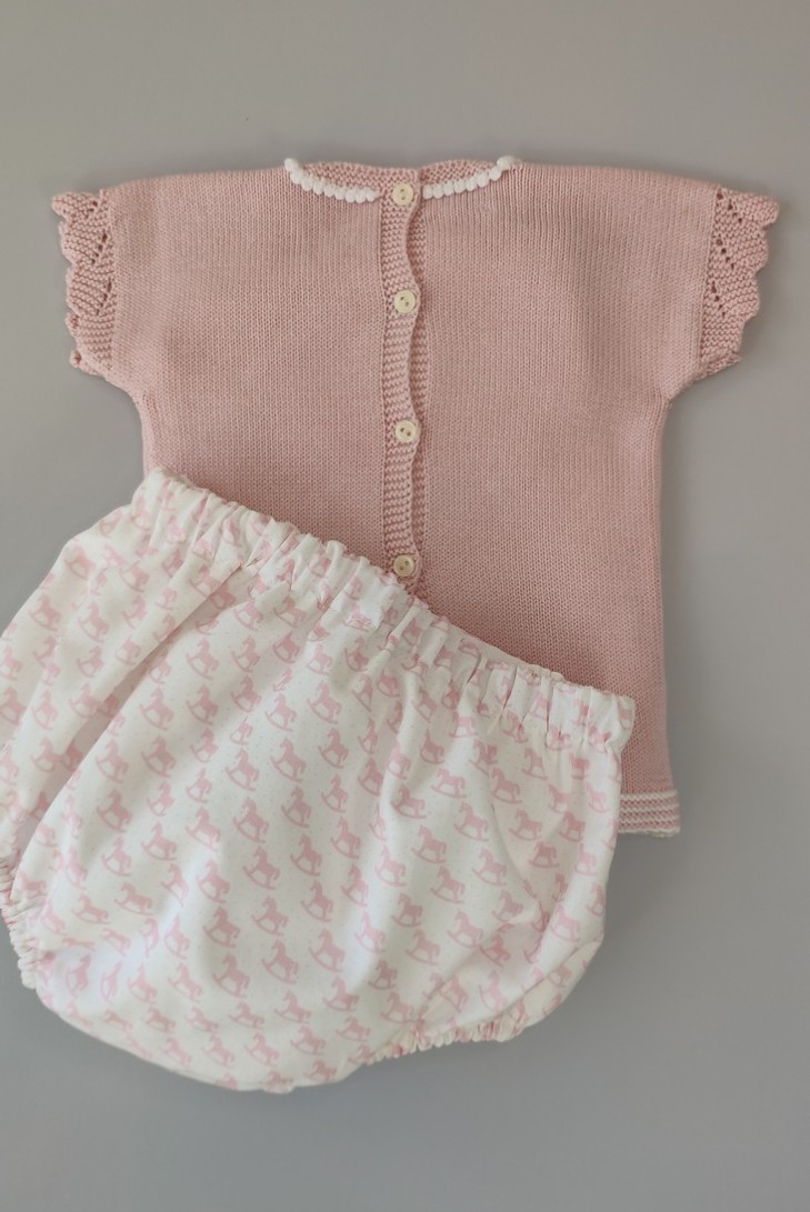 CONJUNTO NIÑA JERSEY CABALLITO Y CUBREPAÑAL,ROSA NUDE. VERANO 22.
