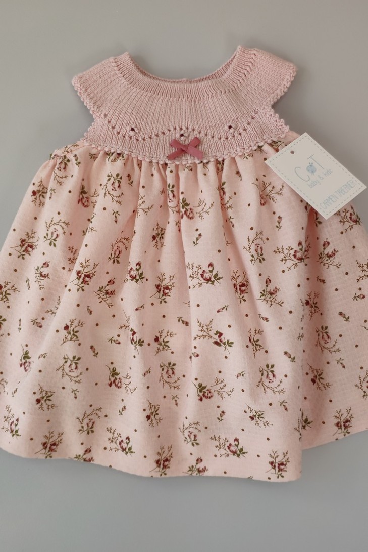 VESTIDO PUNTO CON TELA FLORES, ROSA NUDE. VERANO 22.