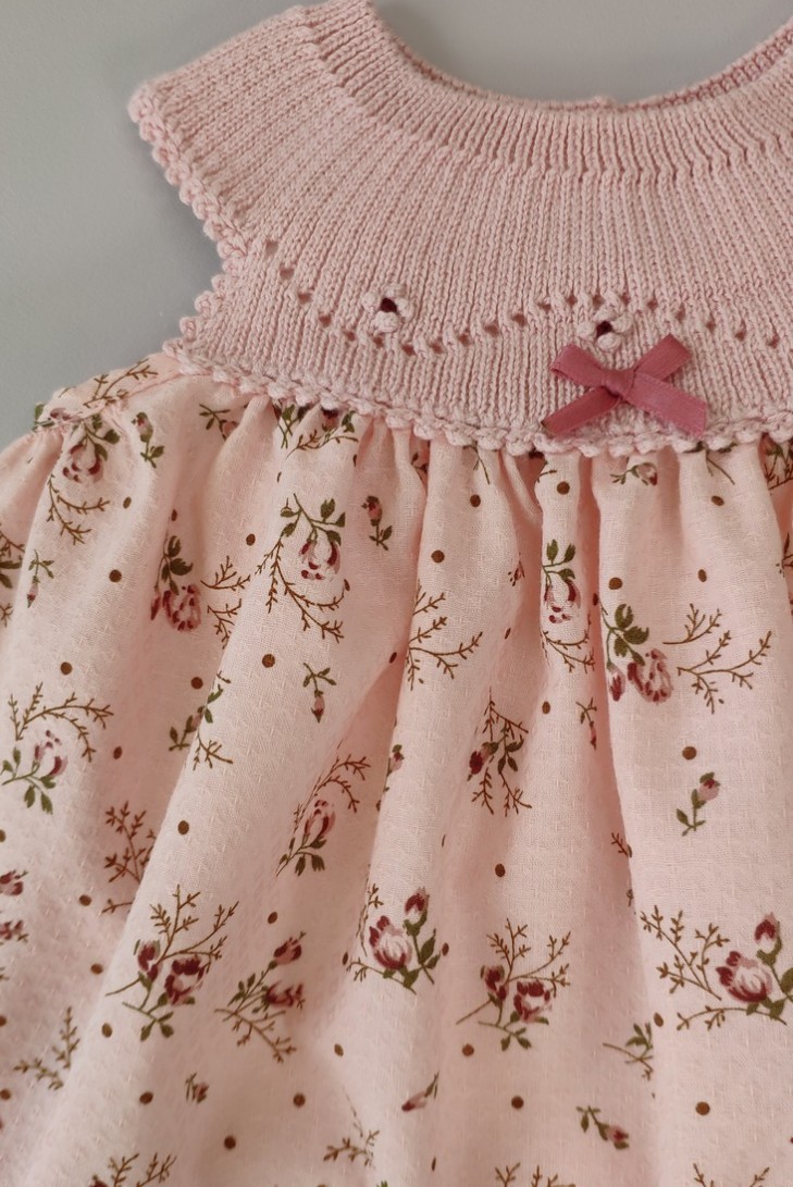 VESTIDO PUNTO CON TELA FLORES, ROSA NUDE. VERANO 22.