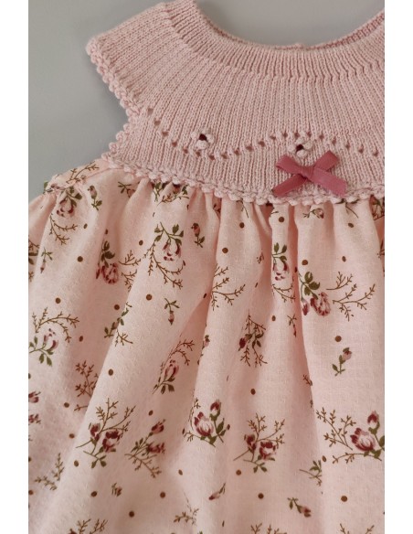 VESTIDO PUNTO CON TELA FLORES, ROSA NUDE. VERANO 22.