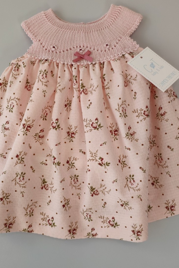 VESTIDO PUNTO CON TELA FLORES, ROSA NUDE. VERANO 22.