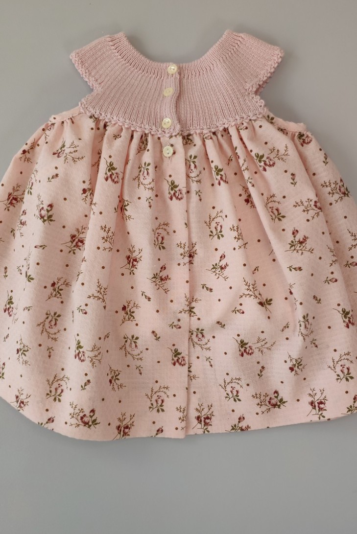 VESTIDO PUNTO CON TELA FLORES, ROSA NUDE. VERANO 22.