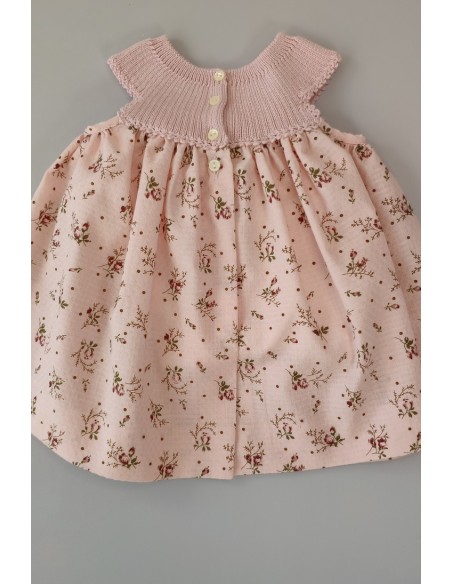 VESTIDO PUNTO CON TELA FLORES, ROSA NUDE. VERANO 22.