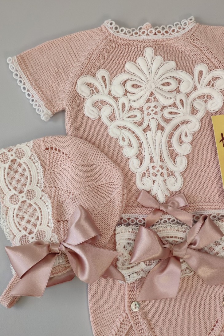 CONJUNTO BEBÉ NIÑA DE PERLÉ, ROSA EMPOLVADO. INCLUYE BRAGA Y CAPOTA. VERANO.