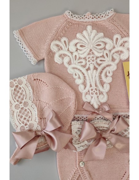 CONJUNTO BEBÉ NIÑA DE PERLÉ, ROSA EMPOLVADO. INCLUYE BRAGA Y CAPOTA. VERANO.