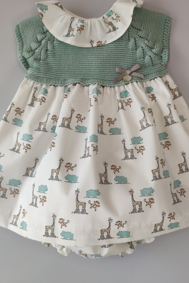 VESTIDO CON BRAGUITA "LITTLE JUNGLE" DE PANGASA BABY, VERDE EMPOLVADO. VERANO 22.
