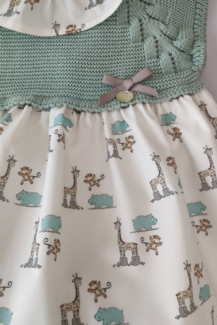 VESTIDO CON BRAGUITA "LITTLE JUNGLE" DE PANGASA BABY, VERDE EMPOLVADO. VERANO 22.