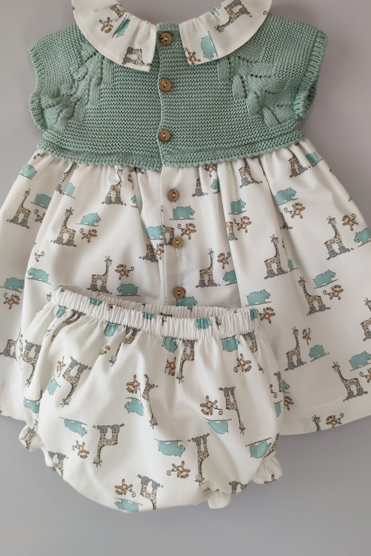 VESTIDO CON BRAGUITA "LITTLE JUNGLE" DE PANGASA BABY, VERDE EMPOLVADO. VERANO 22.