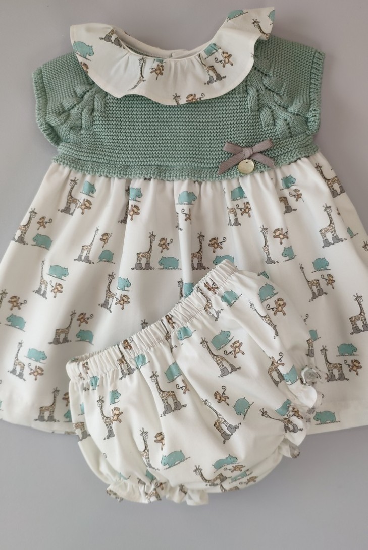 VESTIDO CON BRAGUITA "LITTLE JUNGLE" DE PANGASA BABY, VERDE EMPOLVADO. VERANO 22.