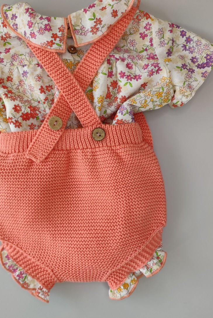 CONJUNTO PETO NIÑA "SWEET OLIVE" DE PANGASA BABY, CORAL. VERANO 22.