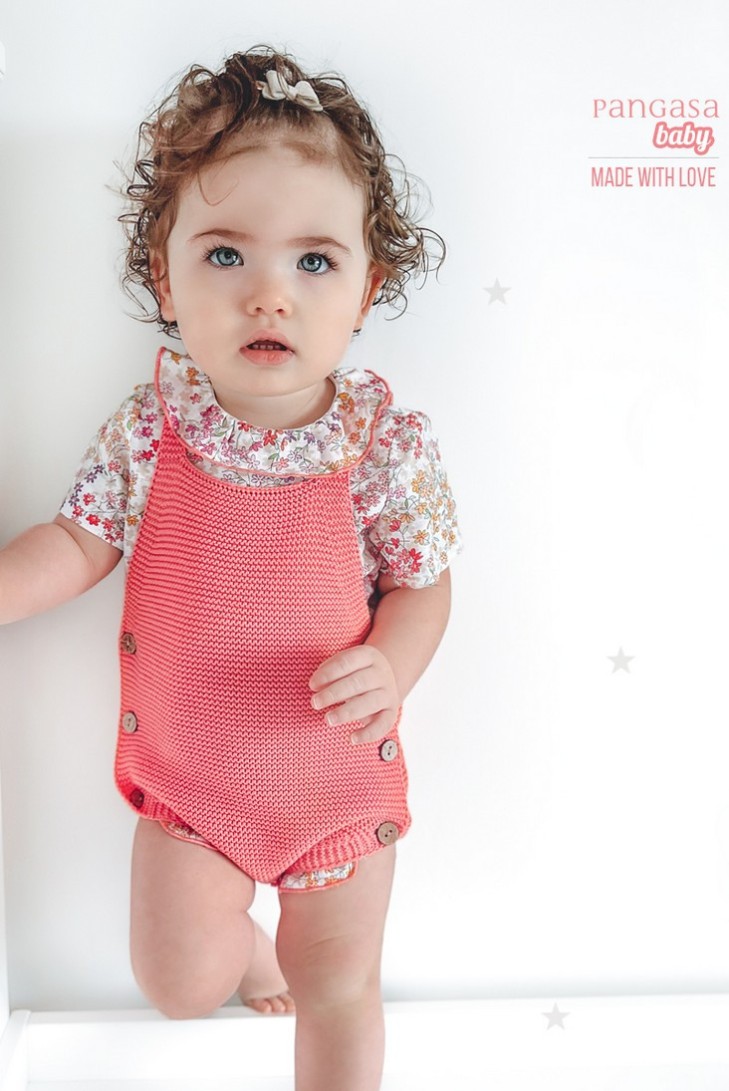 CONJUNTO PETO NIÑA "SWEET OLIVE" DE PANGASA BABY, CORAL. VERANO 22.