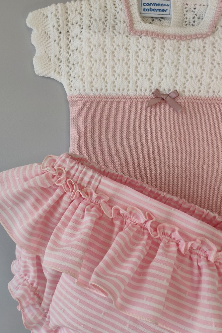 CONJUNTO NIÑA JERSEY Y CUBREPAÑAL RAYAS, BLANCO/ROSA NUDE. VERANO 22.