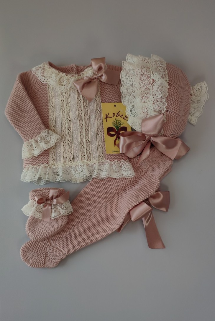 CONJUNTO UNISEX DE PUNTO (4 PIEZAS), ROSA EMPOLVADO. INVIERNO.