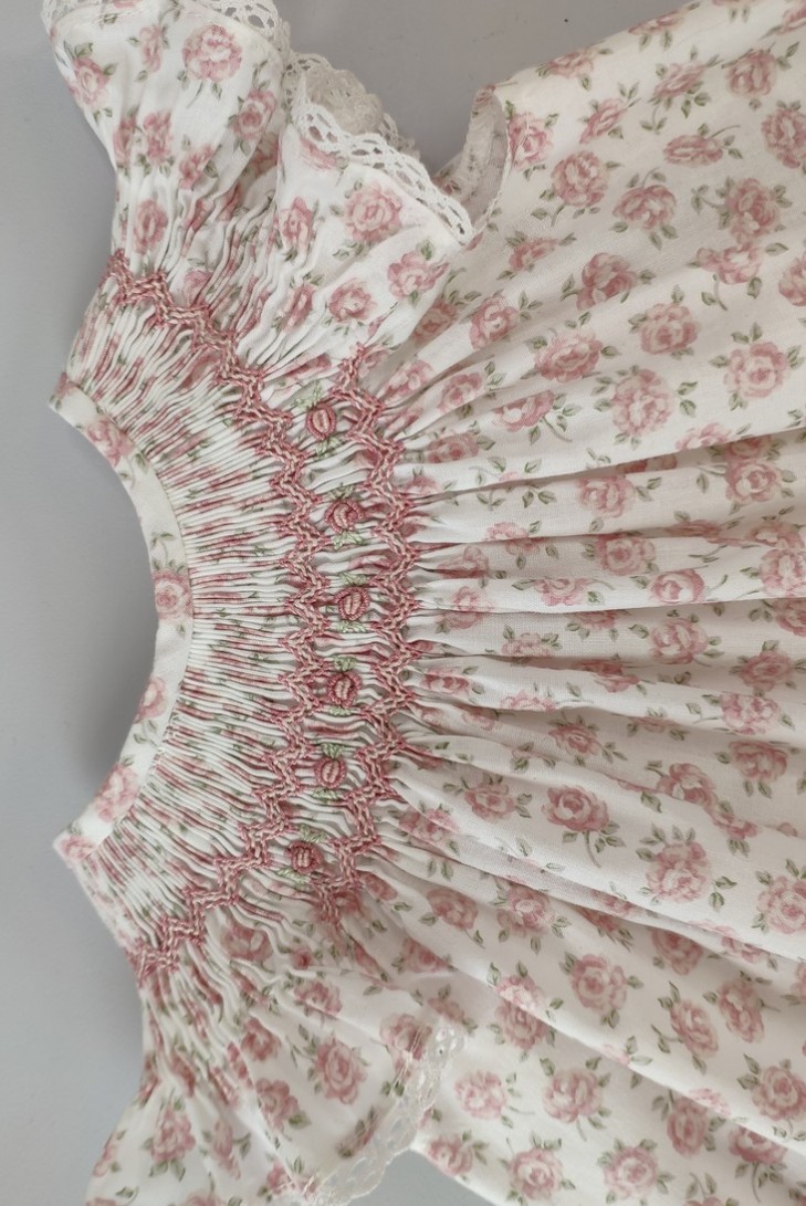 VESTIDO FLORES, ROSA. VERANO 23.